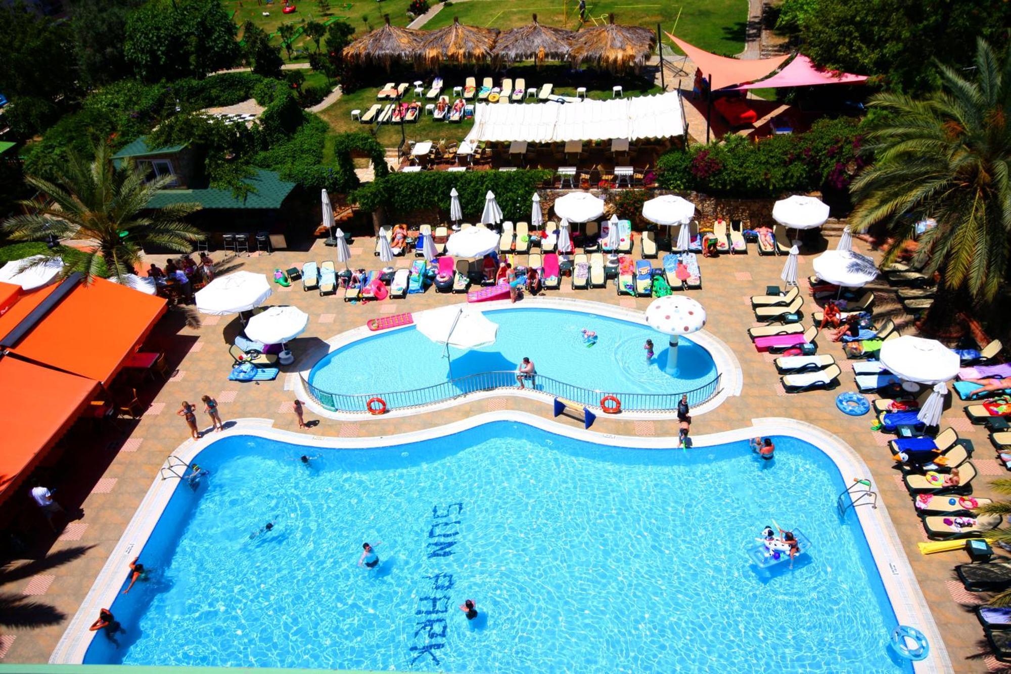 Familiensuite mit Poolblick